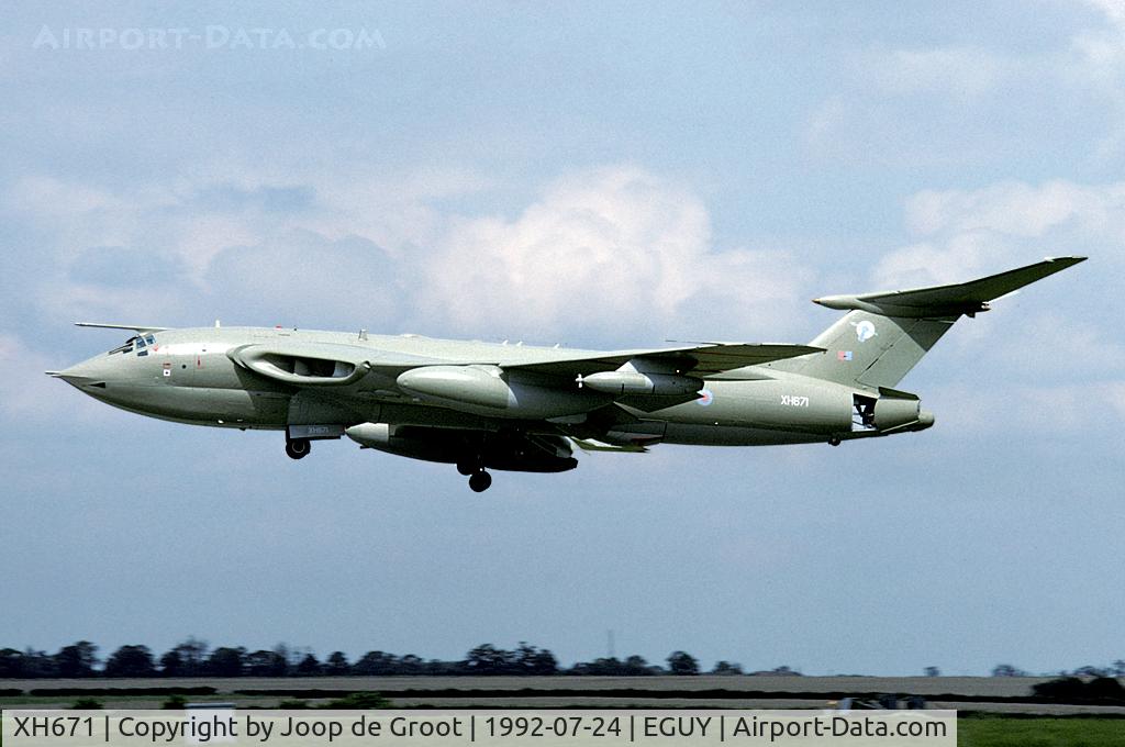 XH671, 1960 Handley Page Victor K.2 C/N HP80/56, The last years of Victor operations. Just that sound of the Conways..!