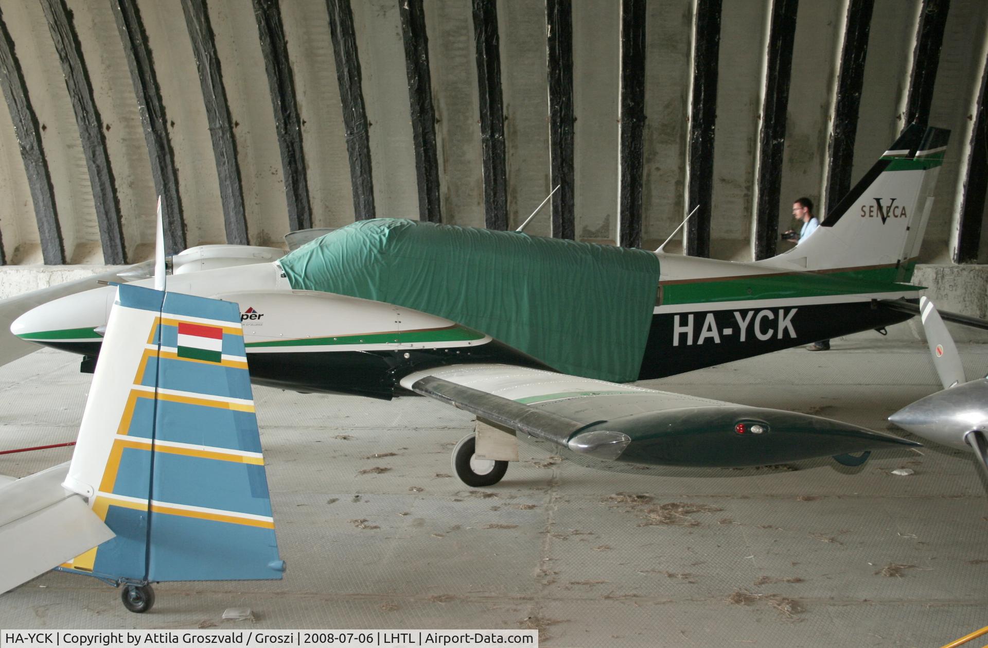 HA-YCK, 1998 Piper PA-34-220T Seneca C/N 34-49070, Tököl airport / hangar