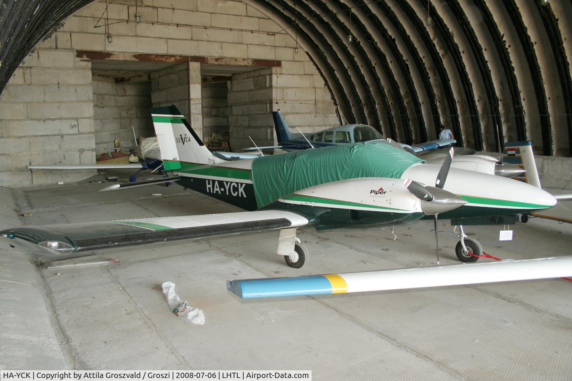HA-YCK, 1998 Piper PA-34-220T Seneca C/N 34-49070, Tököl airport / hangar
