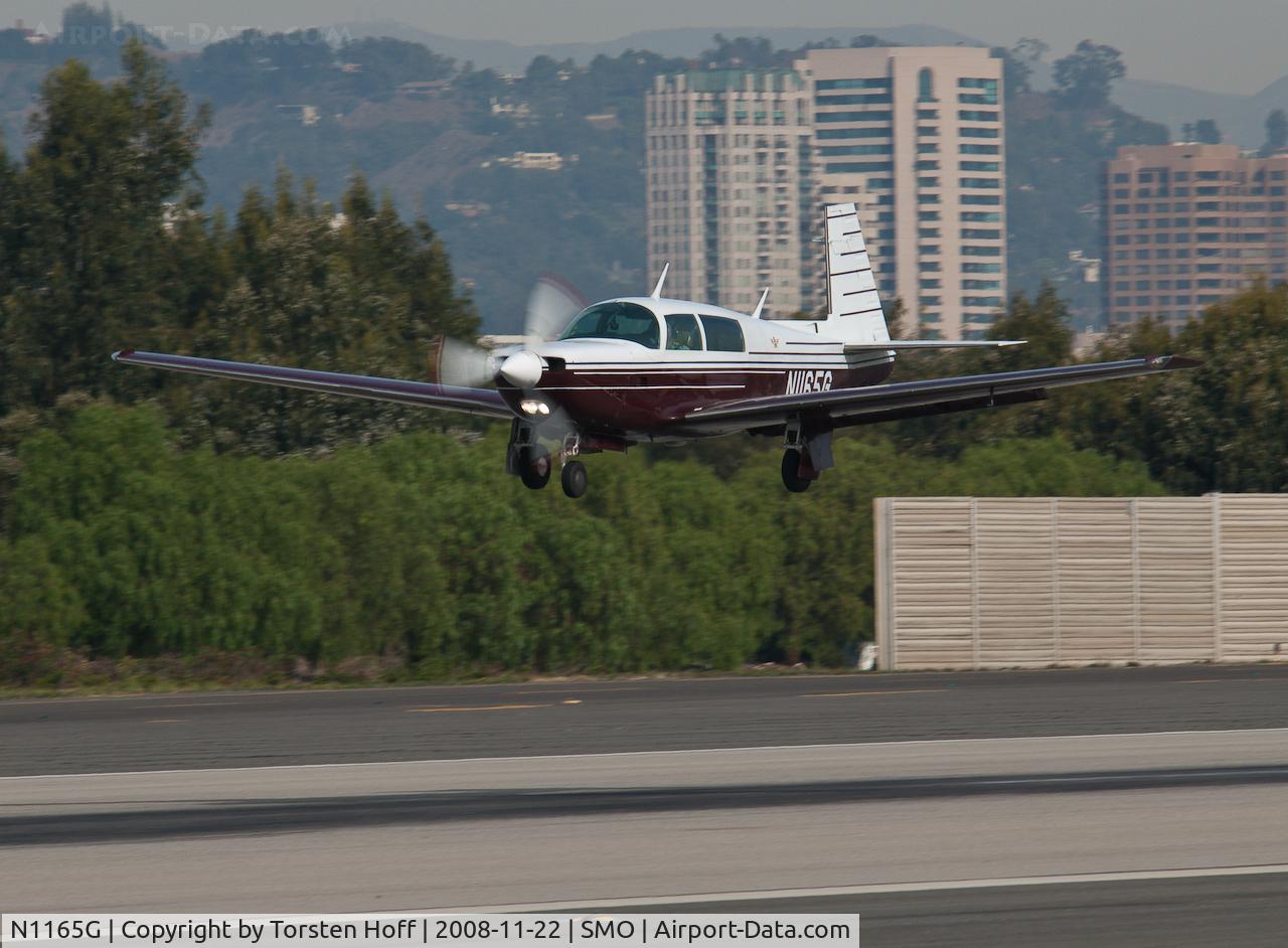 N1165G, 1982 Mooney M20K C/N 25-0685, N1165G arriving on RWY 21