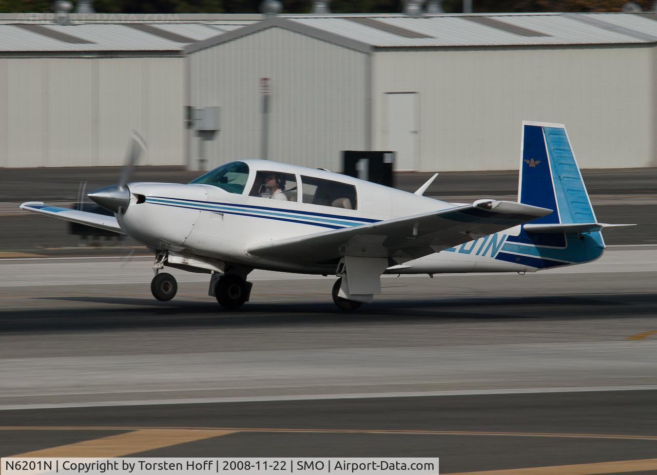 N6201N, 1978 Mooney M20J 201 C/N 24-0590, N6201N departing from RWY 21