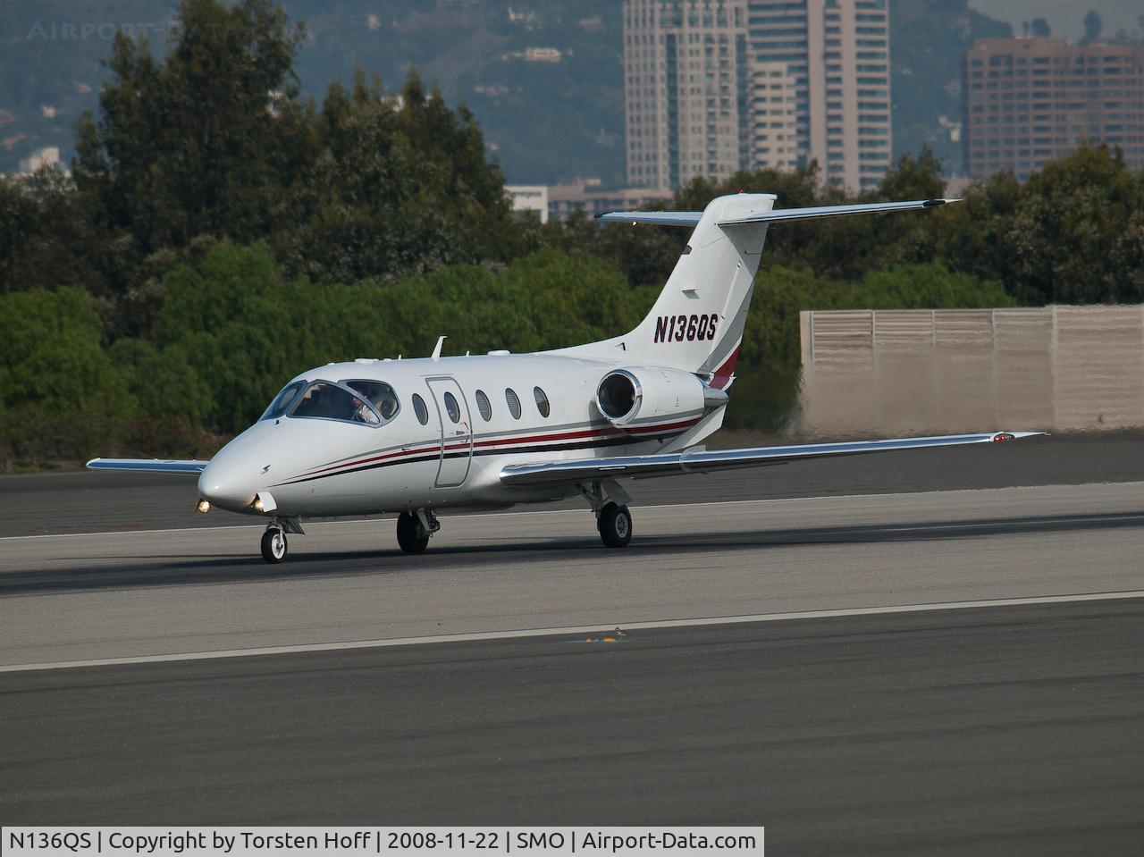 N136QS, Raytheon Aircraft Company 400A C/N RK-414, N136QS departing from RWY 21