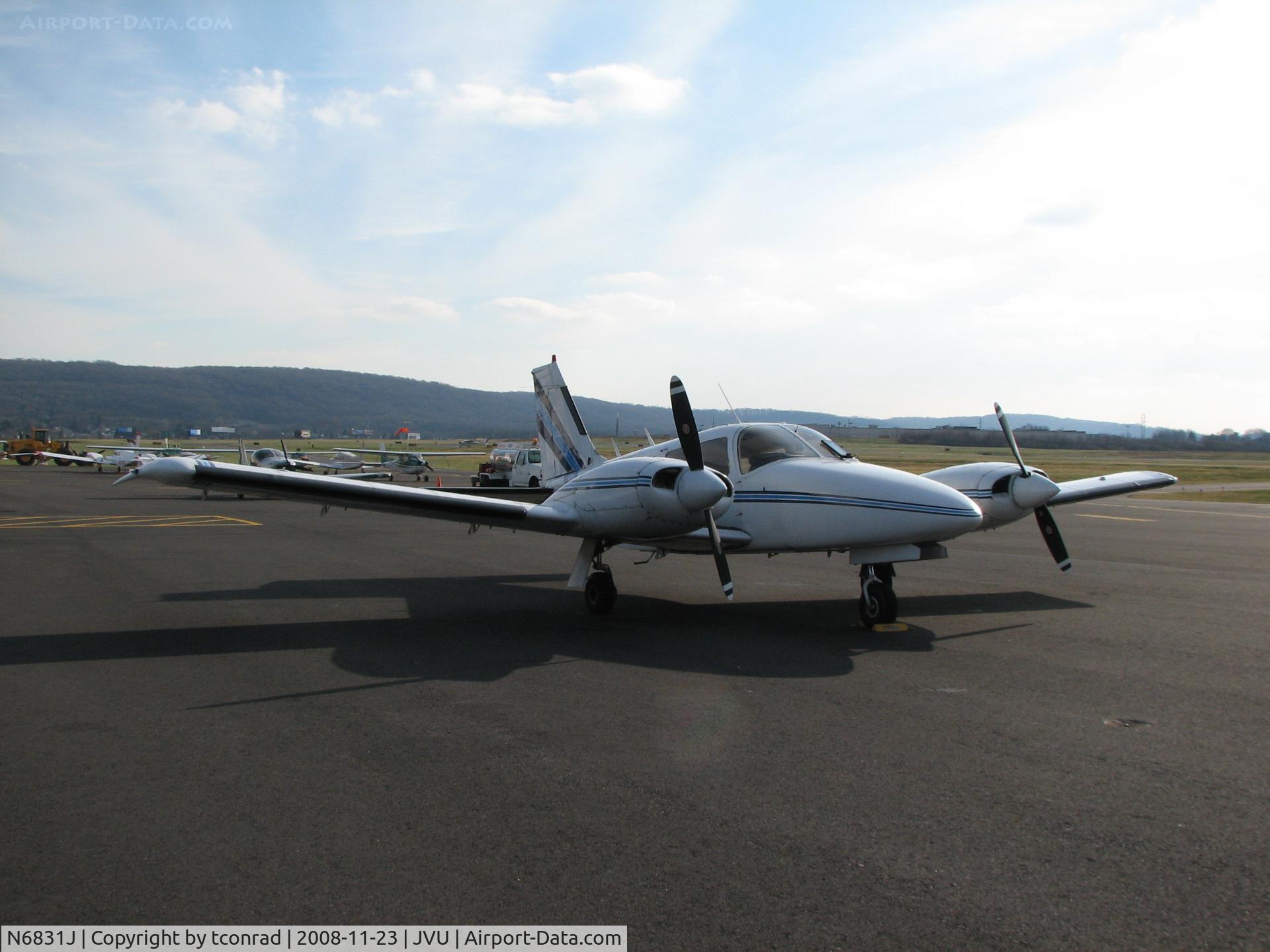 N6831J, 1976 Piper PA-34-200T C/N 34-7670282, at Queen City