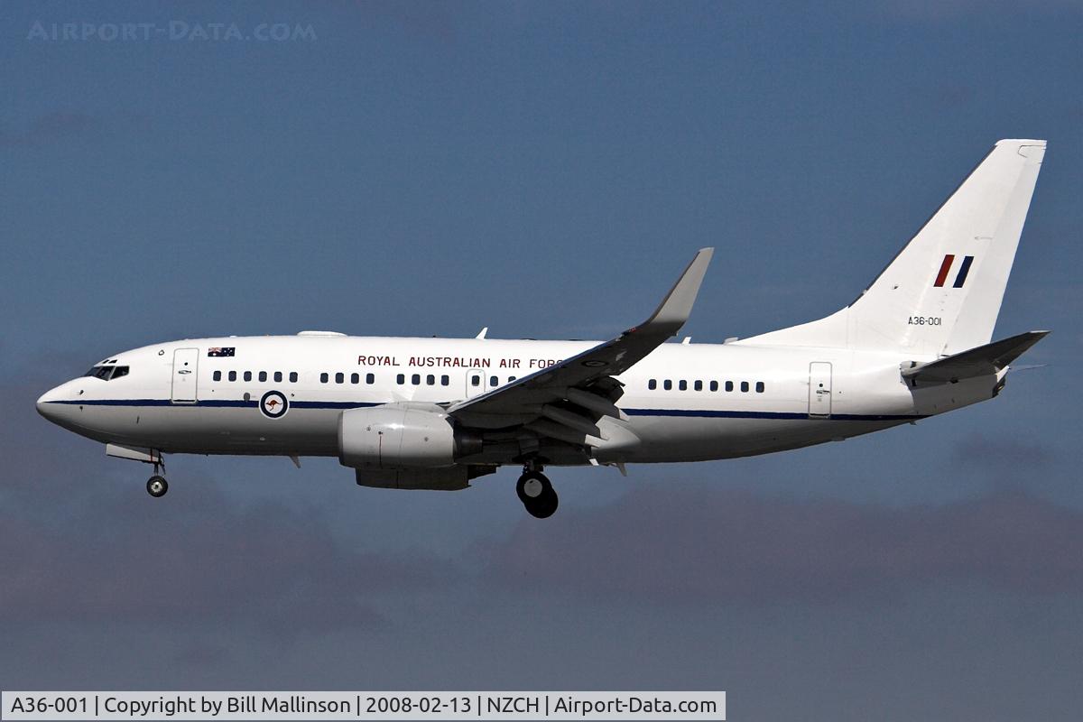 A36-001, 2000 Boeing 737-7DT BBJ C/N 30829, Approach to 02
