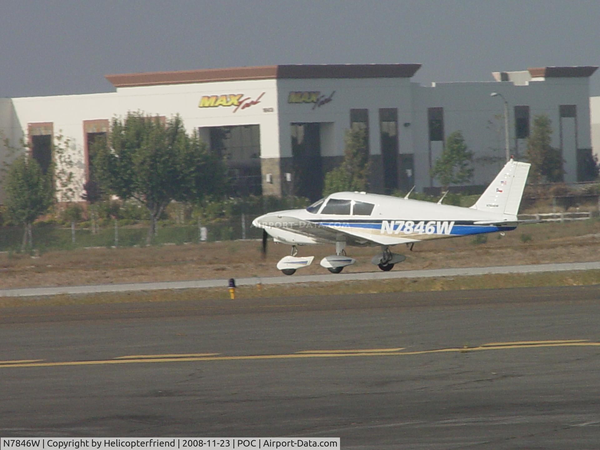 N7846W, 1964 Piper PA-28-180 C/N 28-1864, Taking Off