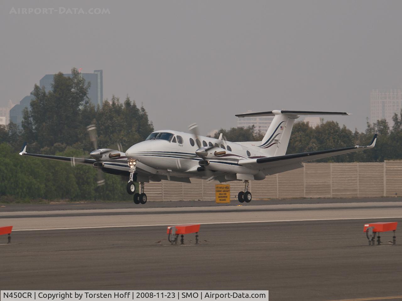 N450CR, 2002 Raytheon Aircraft Company B300 C/N FL-340, N450CR arriving on RWY 21