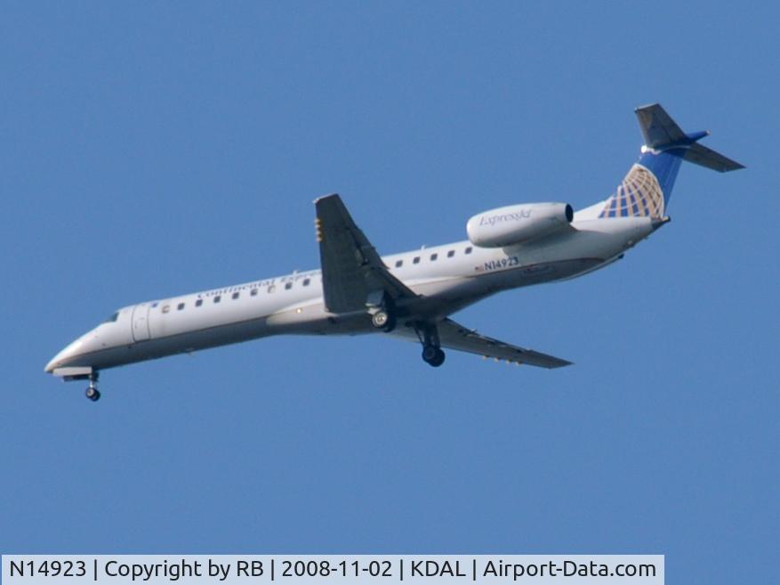 N14923, 2000 Embraer ERJ-145LR (EMB-145LR) C/N 145318, On Final into Love Field - Dallas