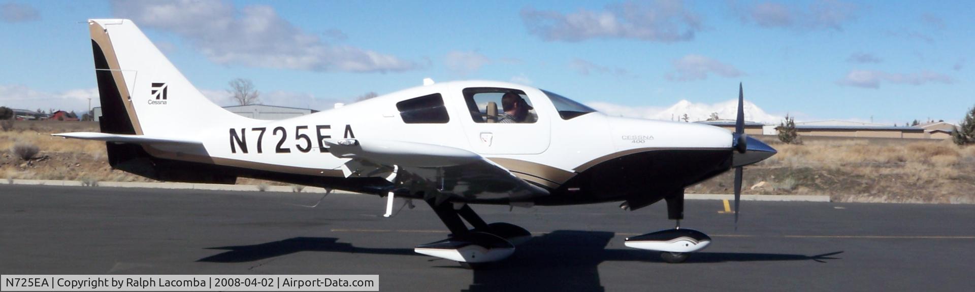 N725EA, 2008 Cessna LC41-550FG C/N 411018, On the ramp in Bend Oregon