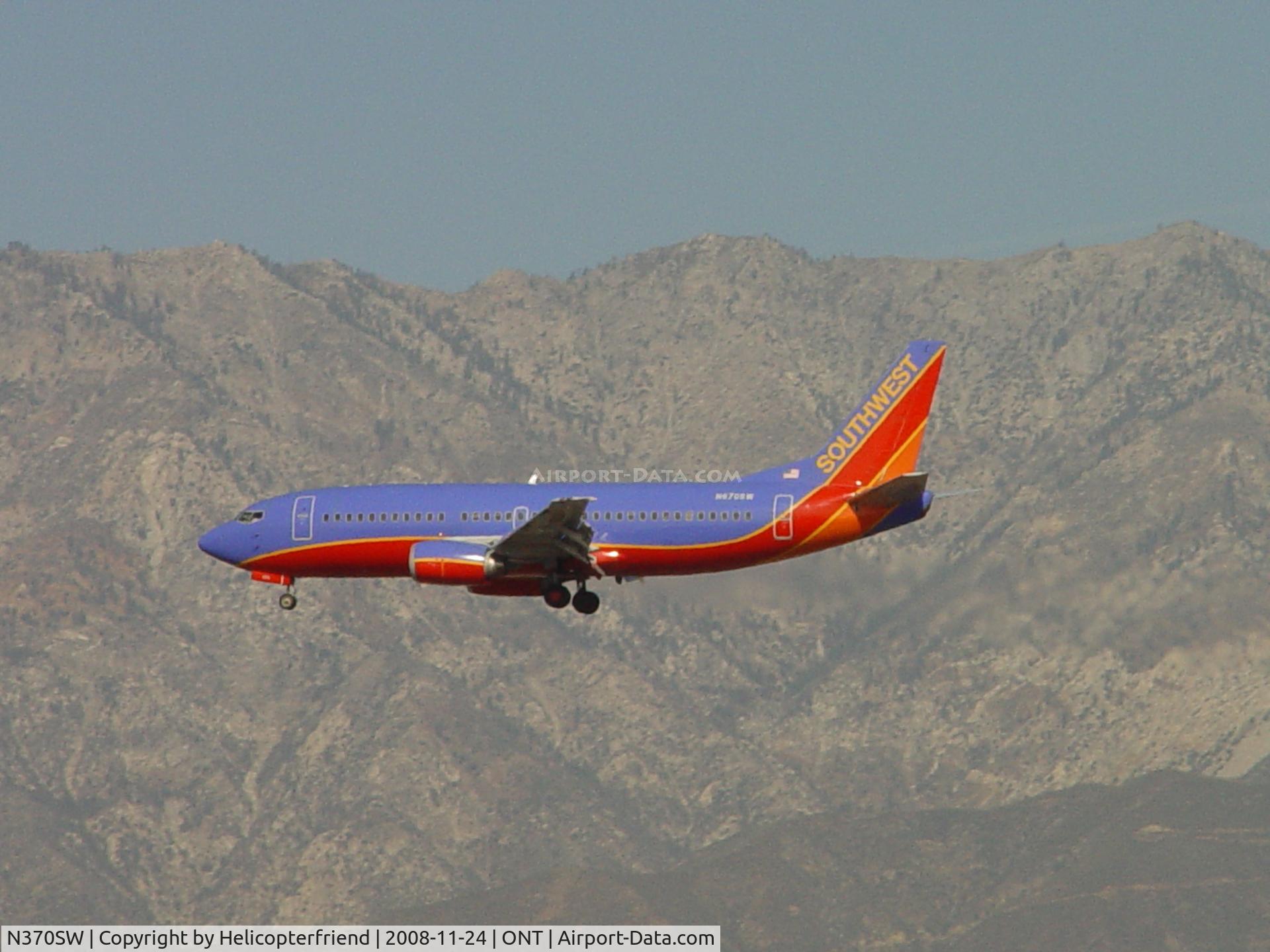 N370SW, 1993 Boeing 737-3H4 C/N 26597, Approaching outer fence at Ontario Airport