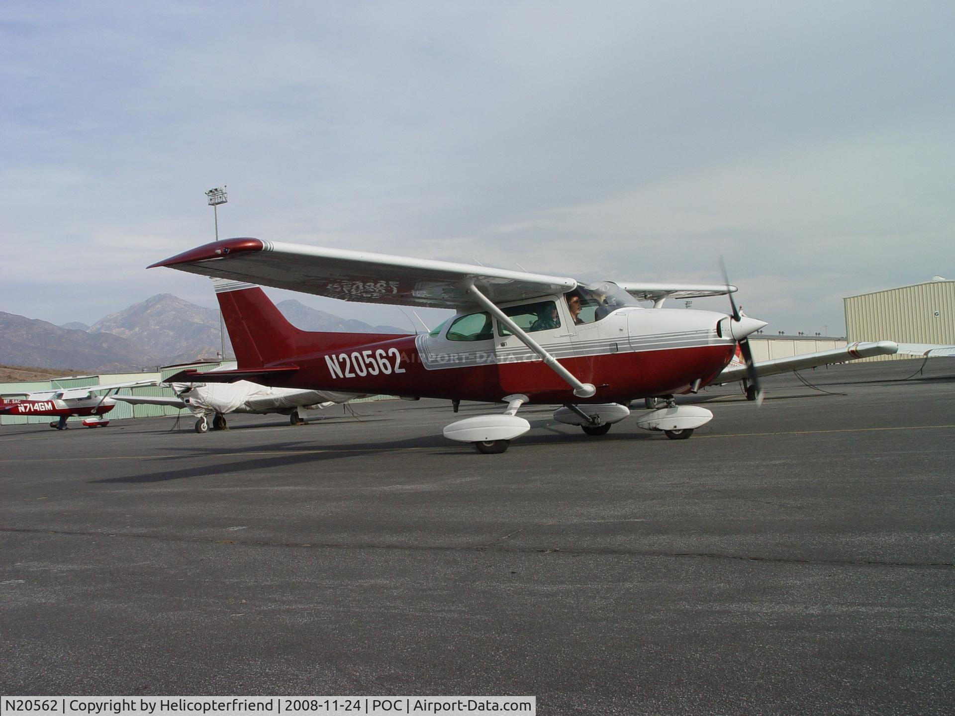 N20562, 1973 Cessna 172M C/N 17261395, Waiting to taxi to the runway at Brackett