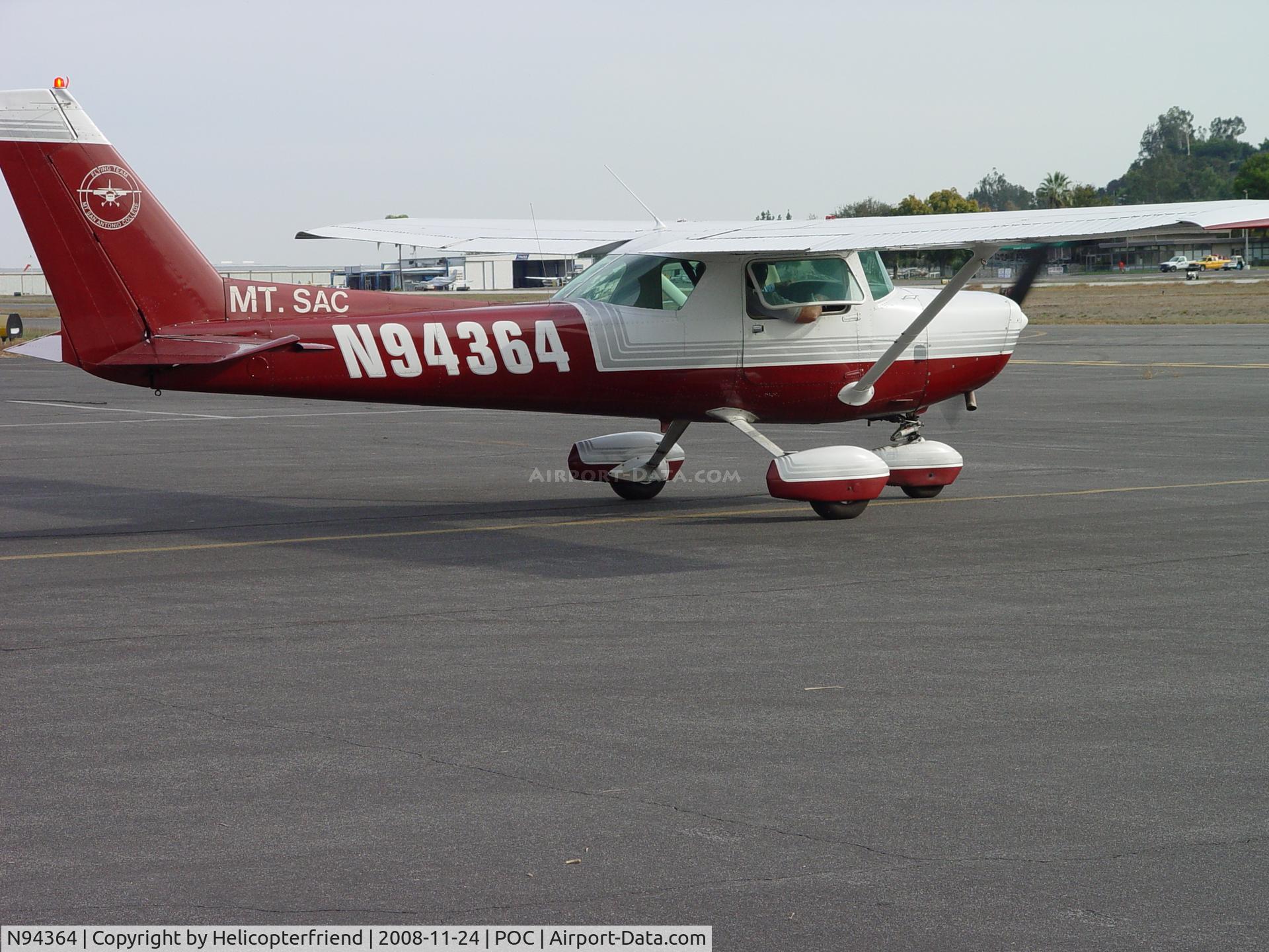 N94364, 1982 Cessna 152 C/N 15285655, Waiting to taxi to runway