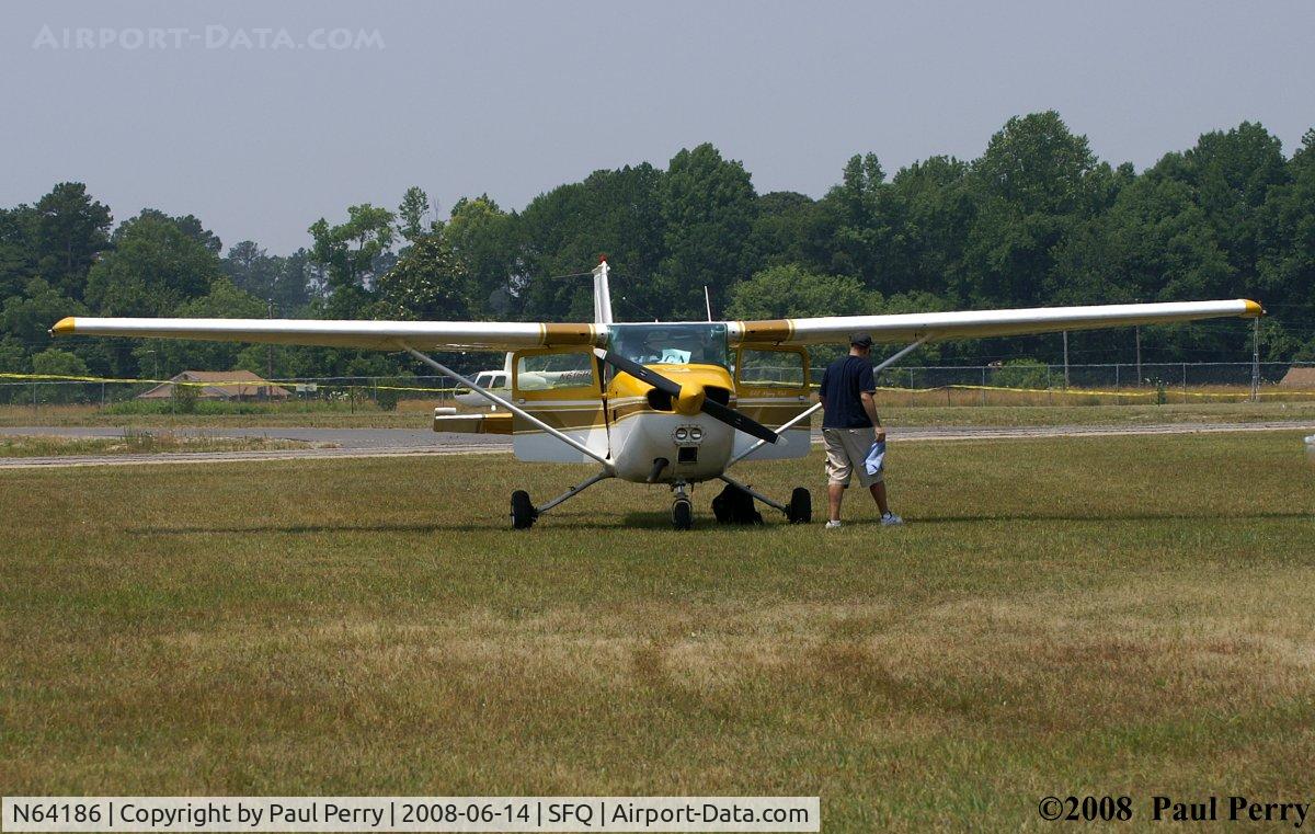 N64186, 1975 Cessna 172M C/N 17265072, Post-flight walkaround and leg stretch