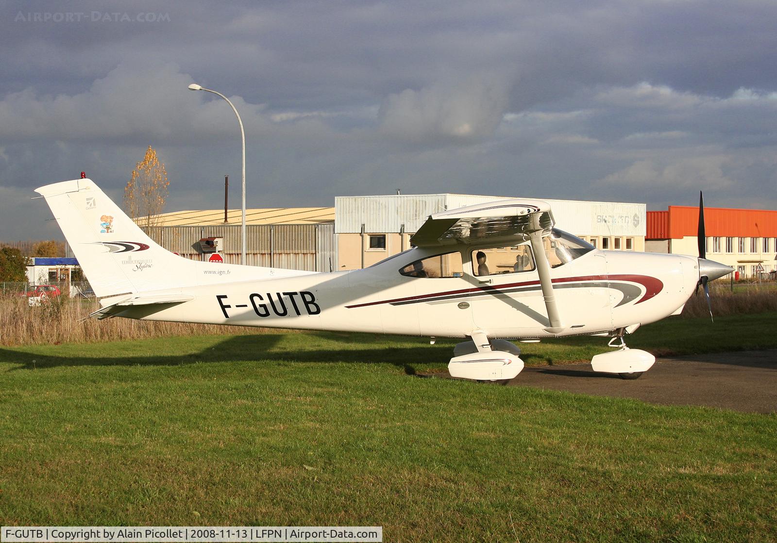 F-GUTB, Cessna 182S Skylane C/N 182-80745, static