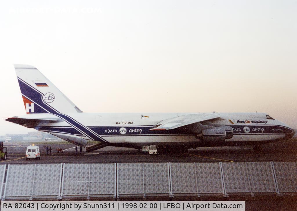RA-82043, 1990 Antonov An-124-100 Ruslan C/N 9773054155101/0607, Additional Heavy Lift titles and logo