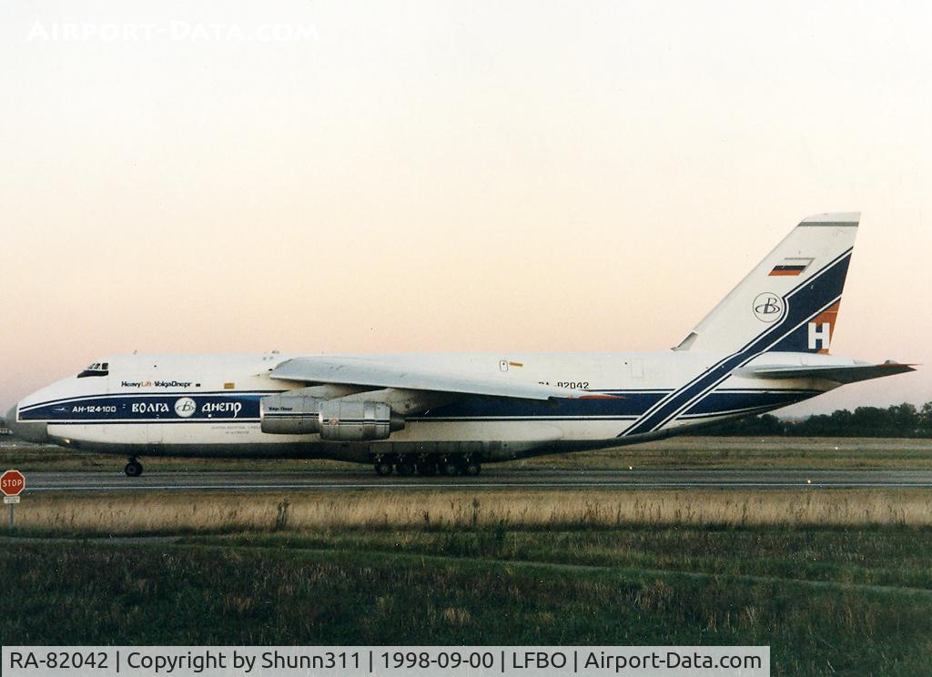 RA-82042, 1991 Antonov An-124-100 Ruslan C/N 9773054055093/0606, Additional Heavy Lift titles and logo