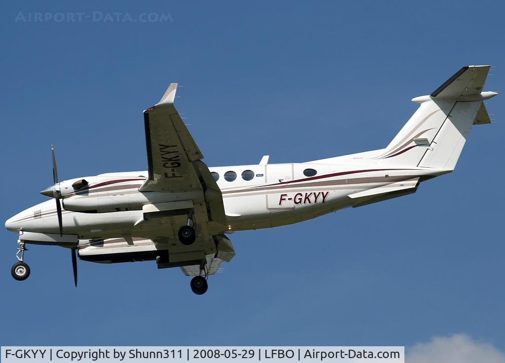 F-GKYY, Beech B300 King Air C/N FL-357, Landing rwy 32L...