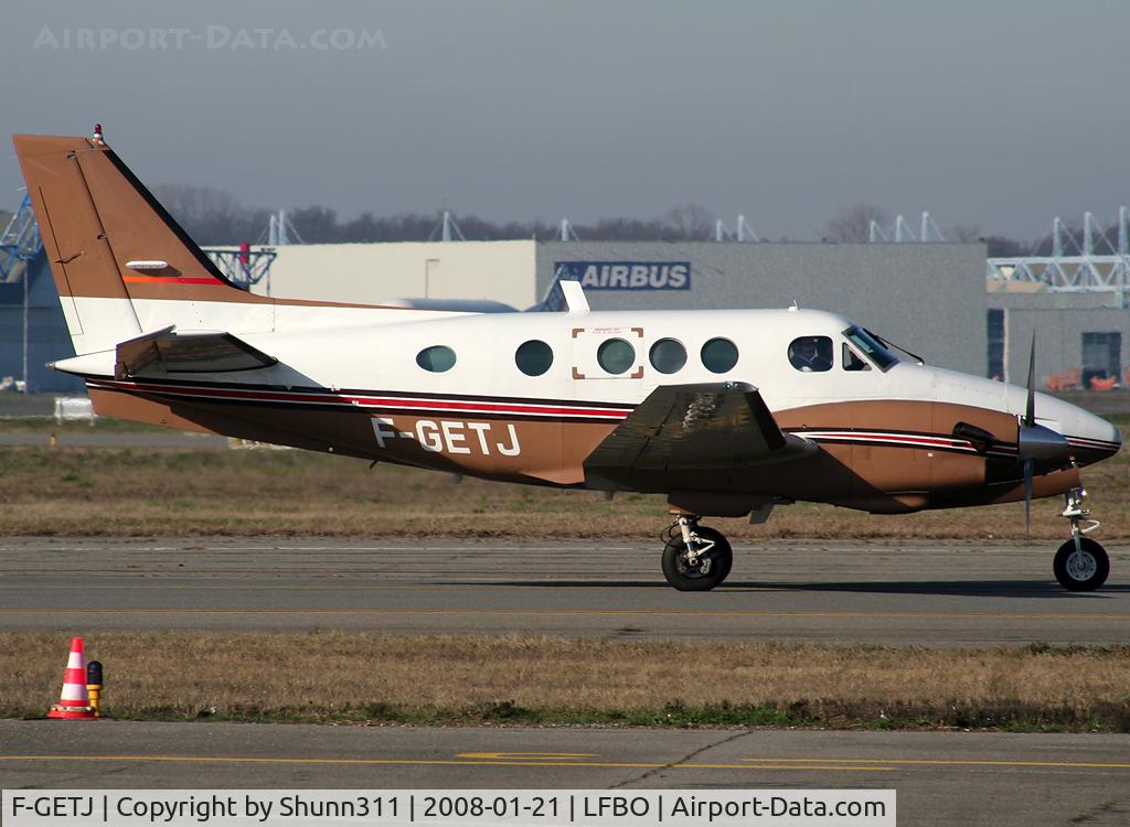F-GETJ, 1978 Beech E90 King Air C/N LW-296, Rolling to the General Aviation area...