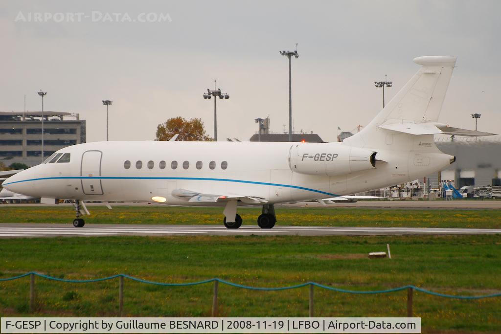 F-GESP, 2000 Dassault Falcon 2000 C/N 119, Taking off 32R, business day.