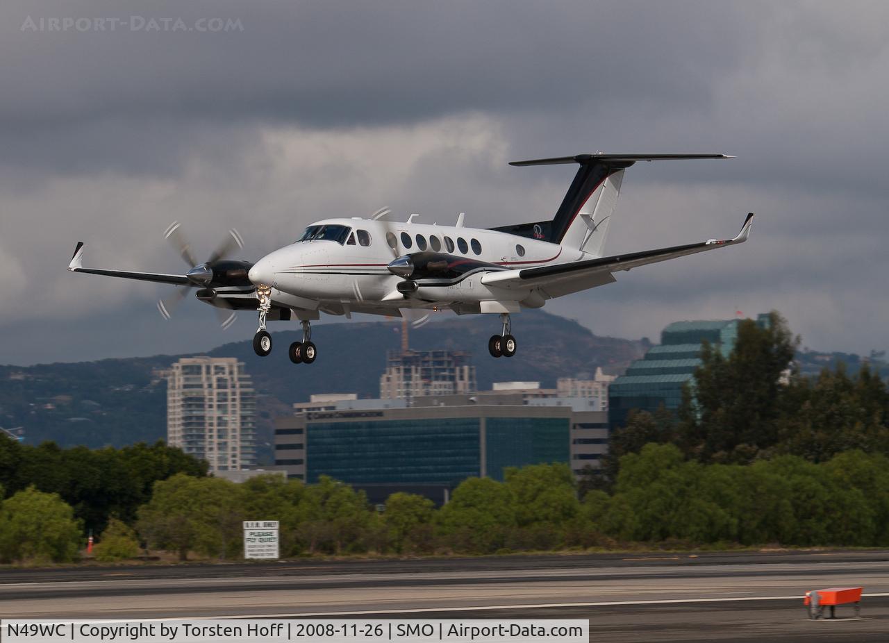 N49WC, 1996 Raytheon Aircraft Company B300 C/N FL-144, N49WC arriving on RWY 21