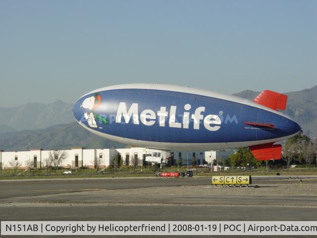 N151AB, 1997 American Blimp Corp A-1-50 C/N 101, Snoopy 2 climbing out to go around at Brackett