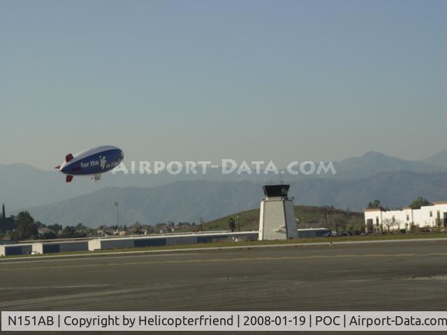 N151AB, 1997 American Blimp Corp A-1-50 C/N 101, Turning out to go aound the tower at Brackett