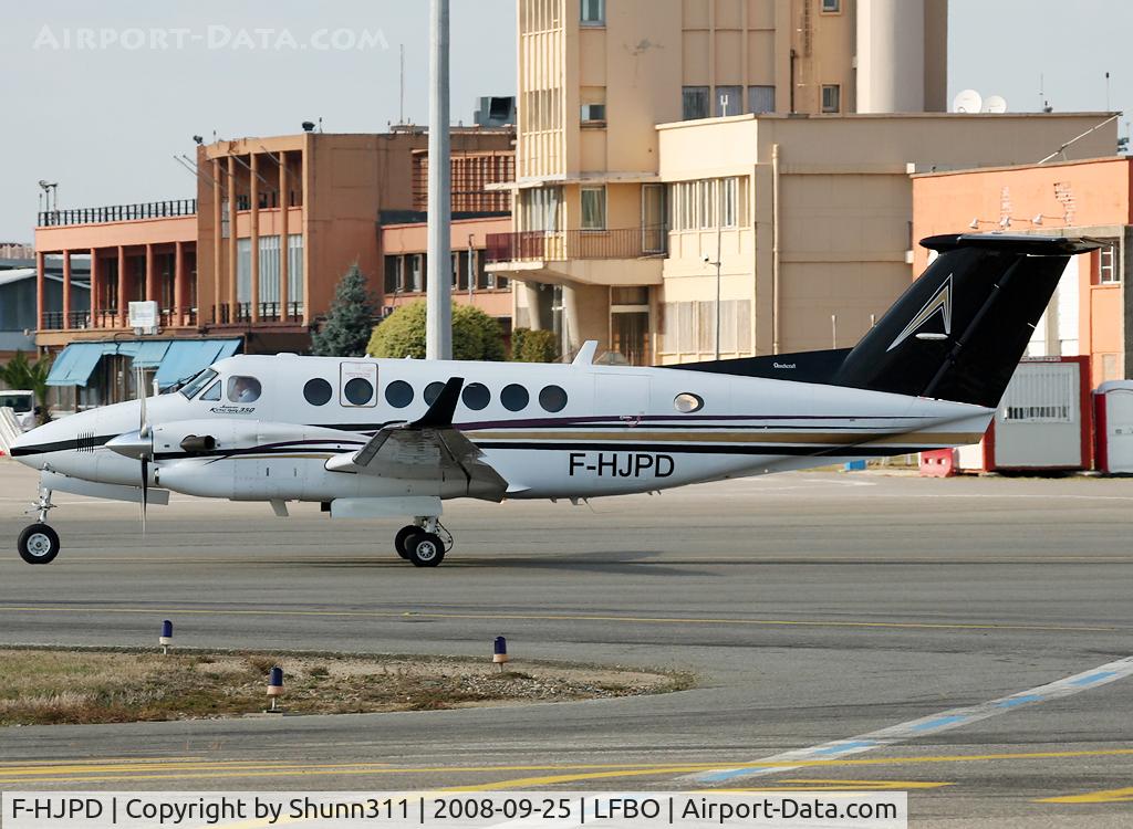 F-HJPD, 1997 Beech Super King Air 350 C/N FL-173, Rolling holding point rwy 32R for departure...