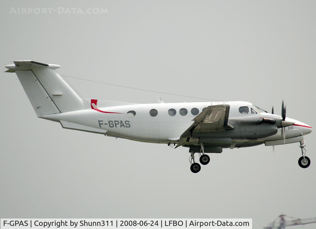 F-GPAS, 1977 Beech 200 Super King Air C/N BB-209, Landing rwy 14R...