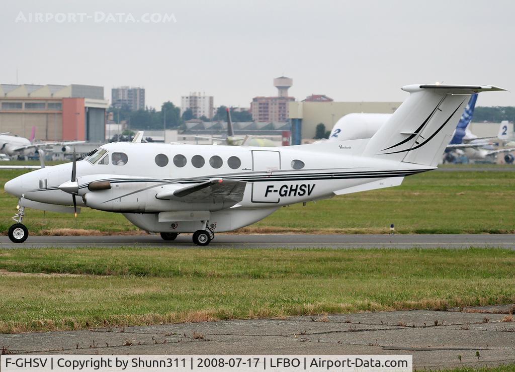 F-GHSV, 1980 Beech 200 King Air C/N BB-622, Rolling holding point rwy 32R for departure...