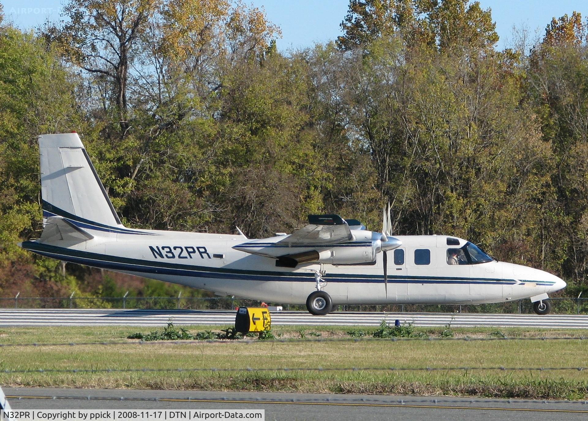 N32PR, 1976 Rockwell 690A Turbo Commander Turbo Commander C/N 11332, Taking off from Downtown Shreveport.