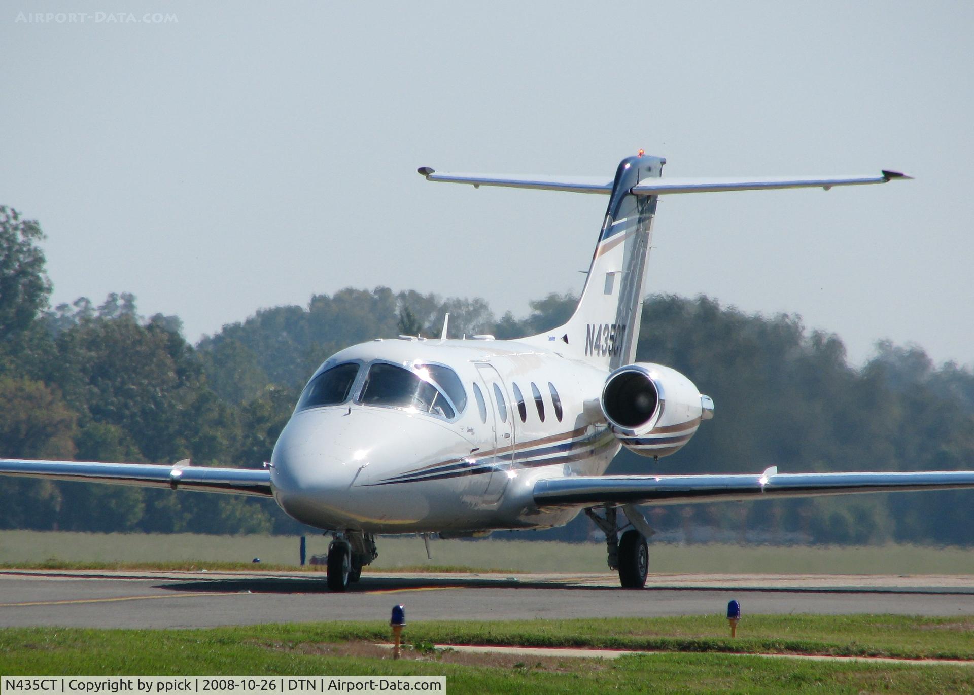 N435CT, 2007 Hawker Beechcraft 400A Beechjet C/N RK-531, Taxiing at Downtown Shreveport.