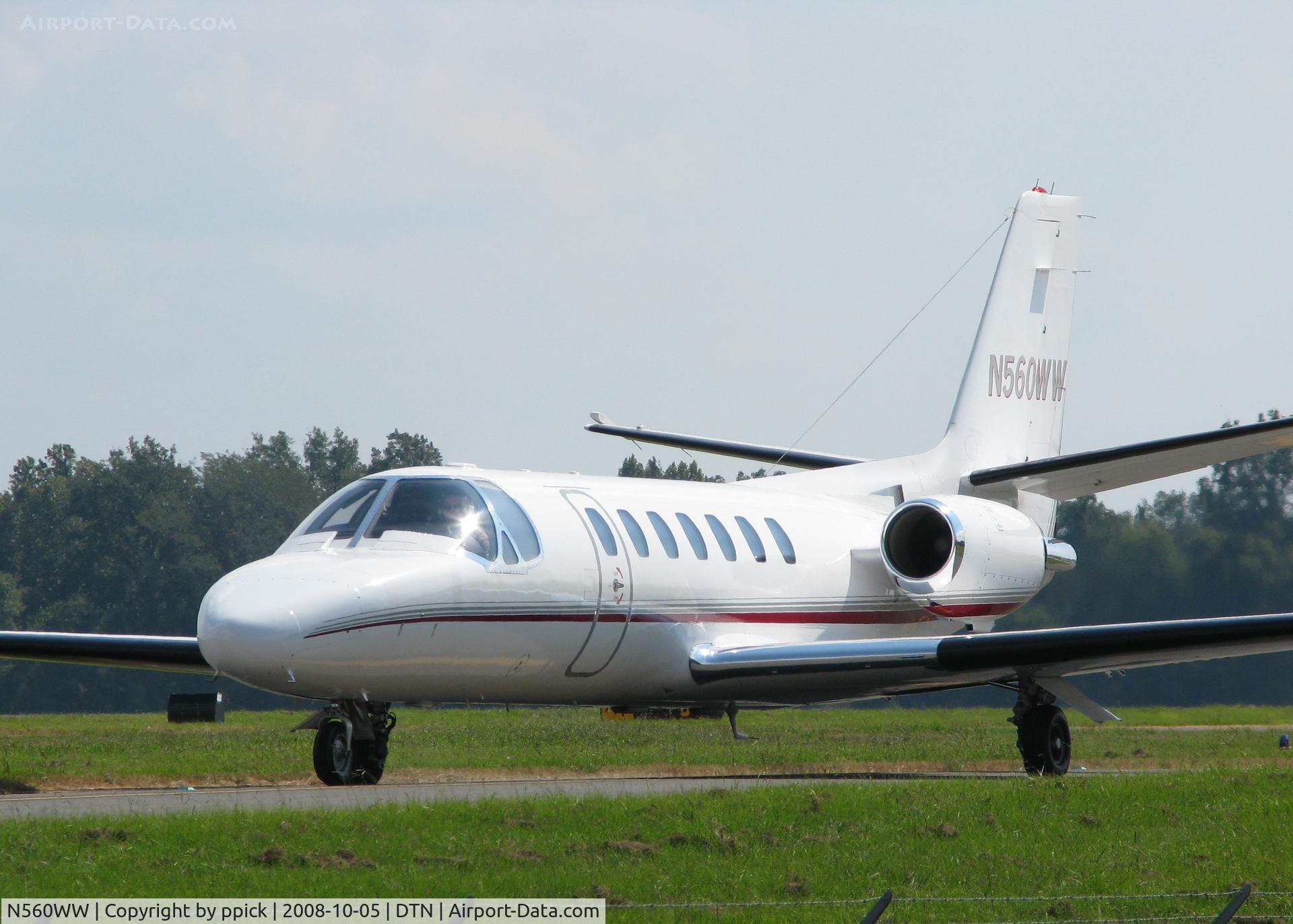 N560WW, 1989 Cessna 560 C/N 560-0047, Taxiing at Downtown Shreveport.