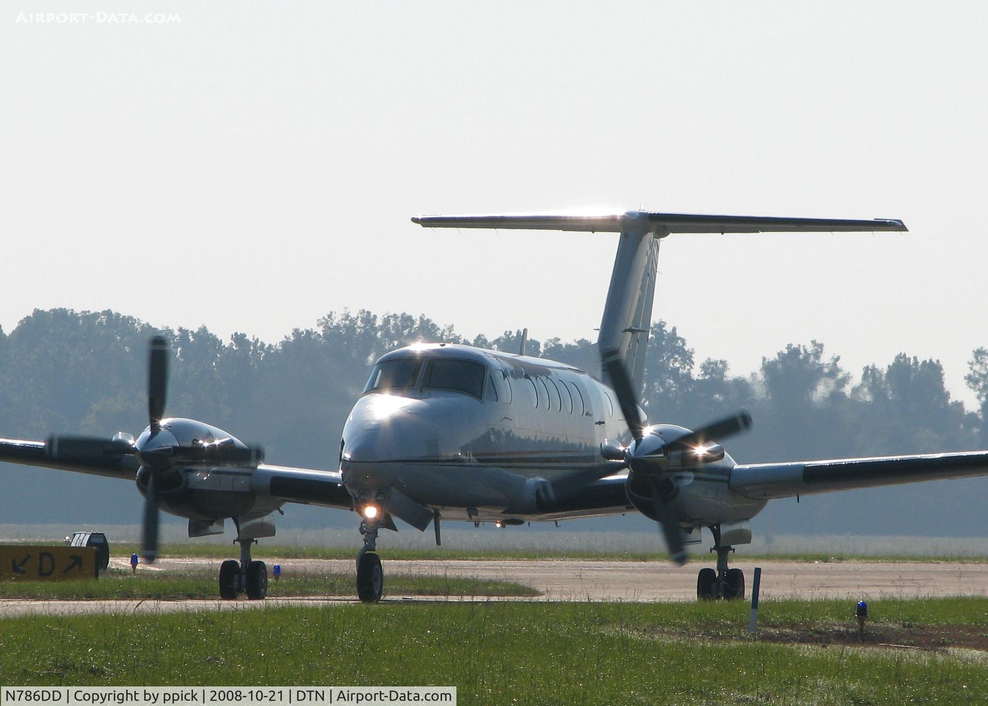 N786DD, 1984 Beech B200 King Air C/N BB-1171, Taxiing at Downtown Shreveport.