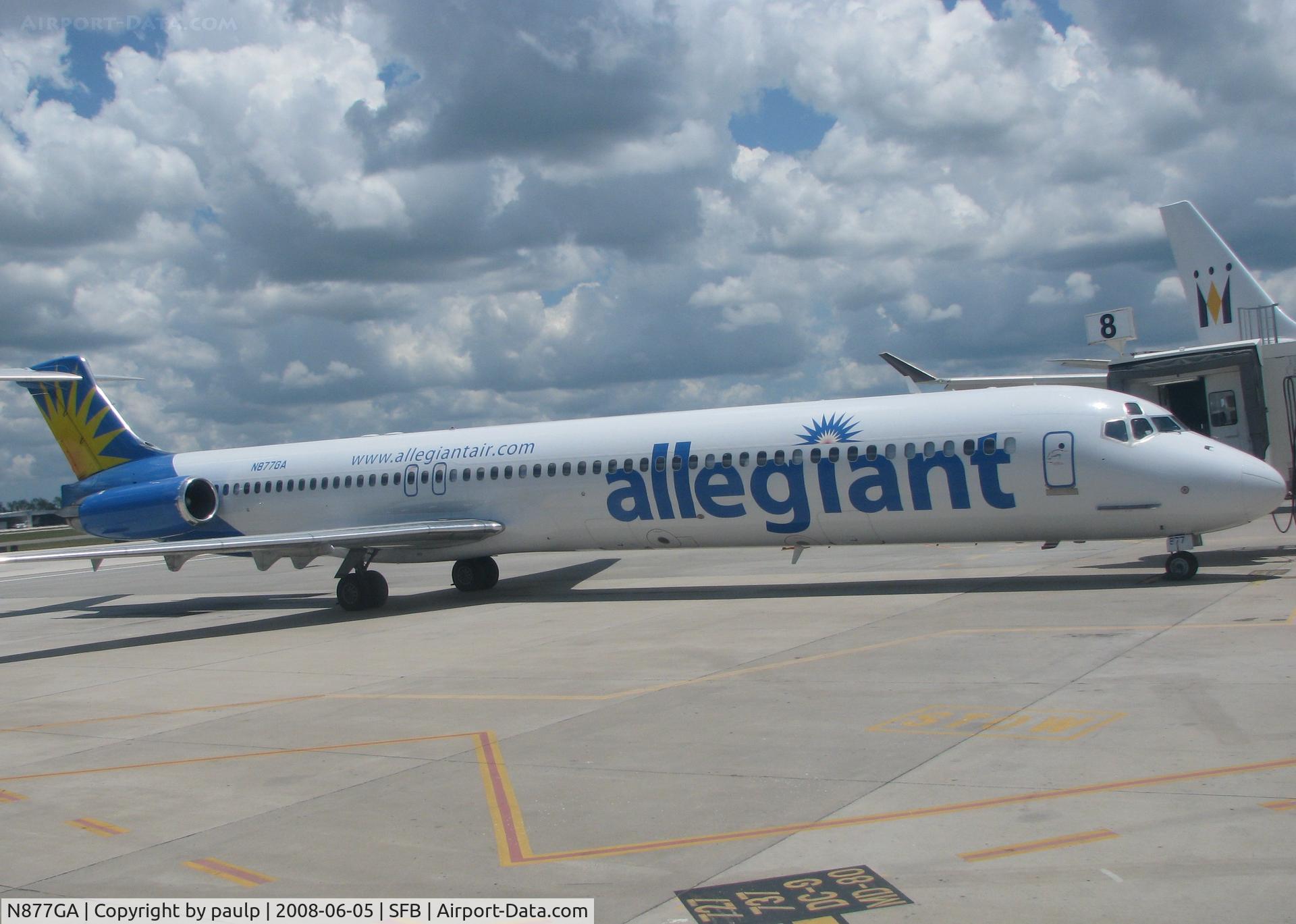 N877GA, 1994 McDonnell Douglas MD-83 (DC-9-83) C/N 53467, Pulling to the gate at Sanford.