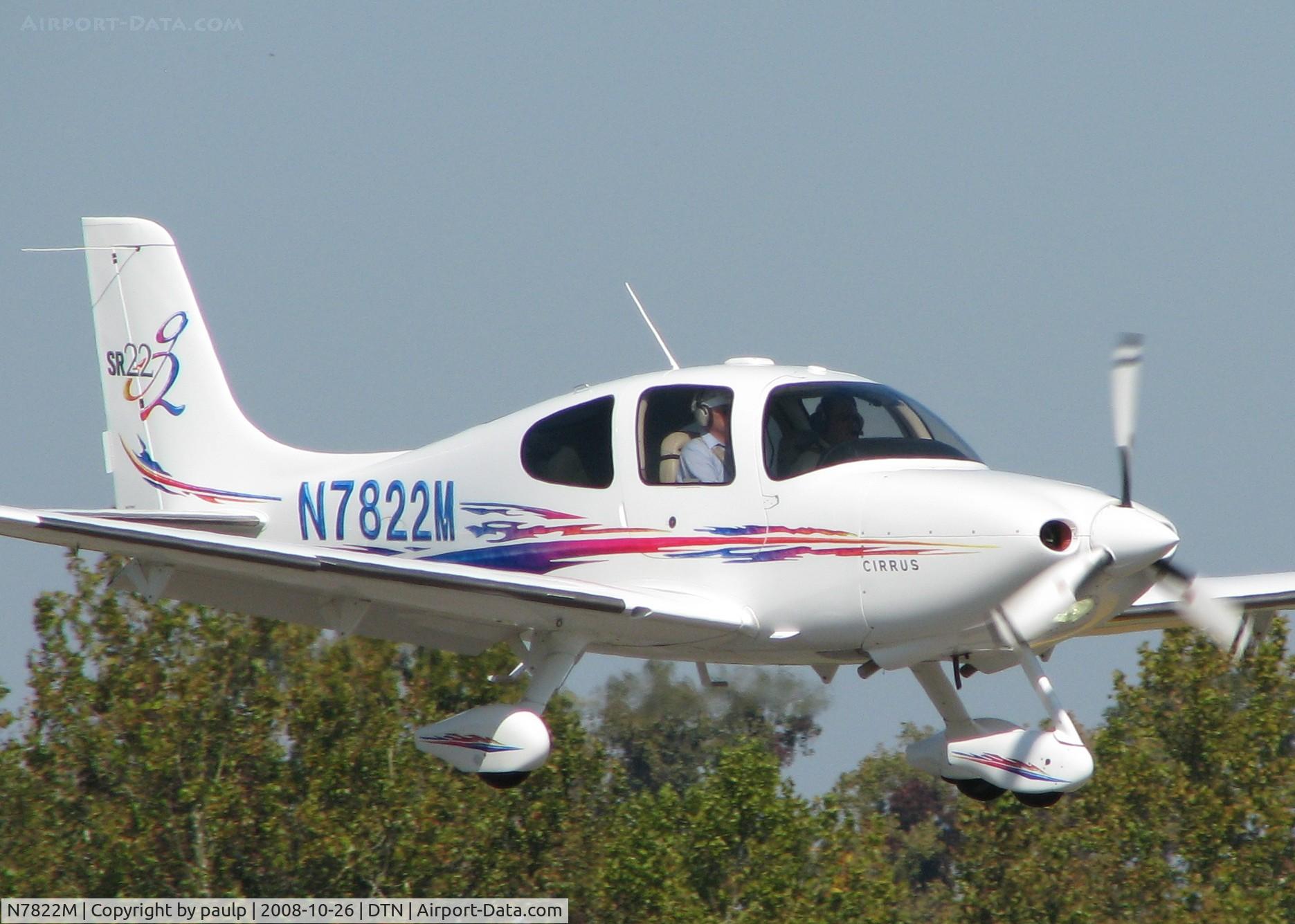 N7822M, 2005 Cirrus SR22 G2 C/N 1722, Landing at Downtown Shreveport.