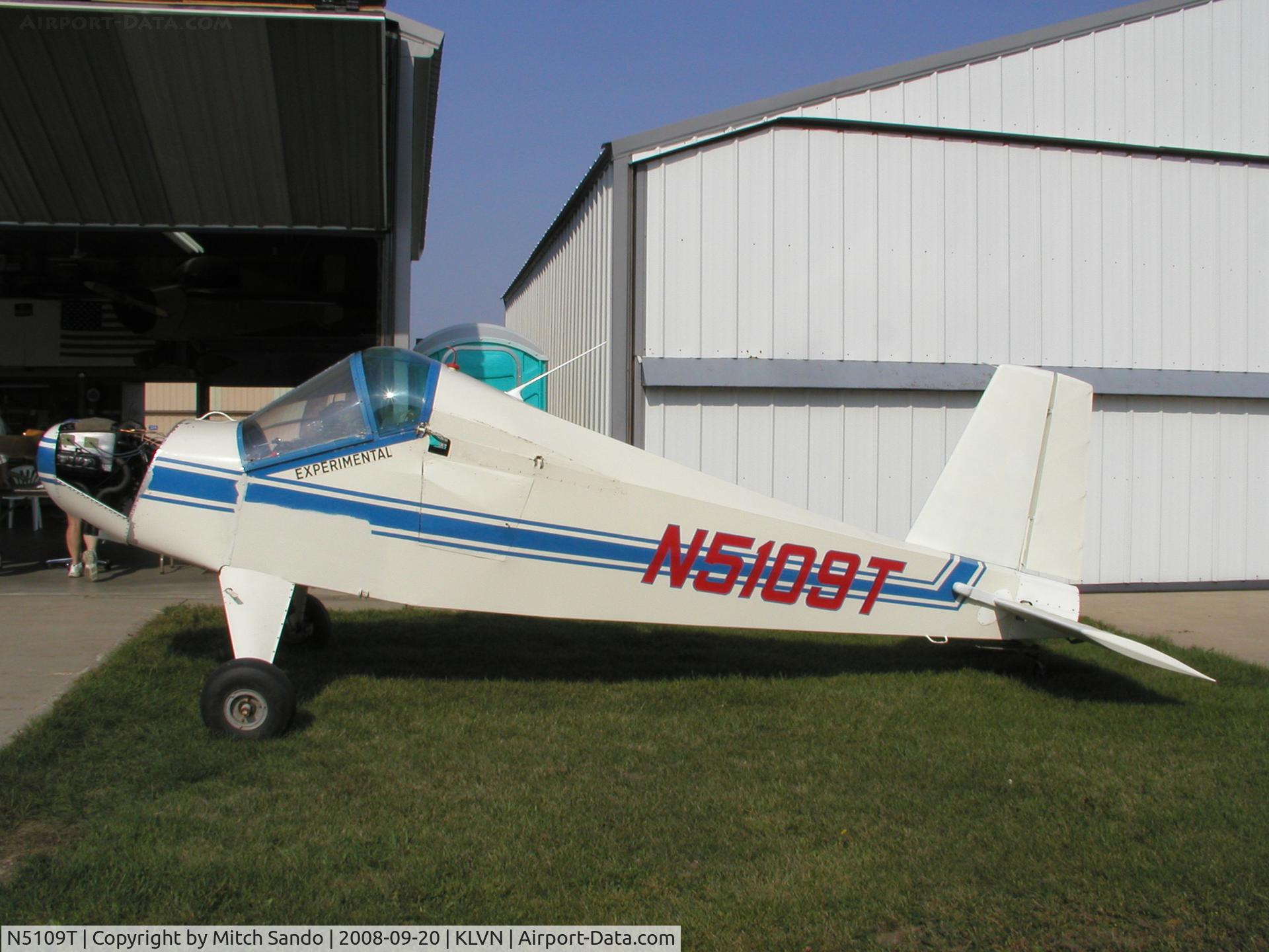 N5109T, 1988 Stinar Gene G SF2M C/N 1, Parked outside the hangar.