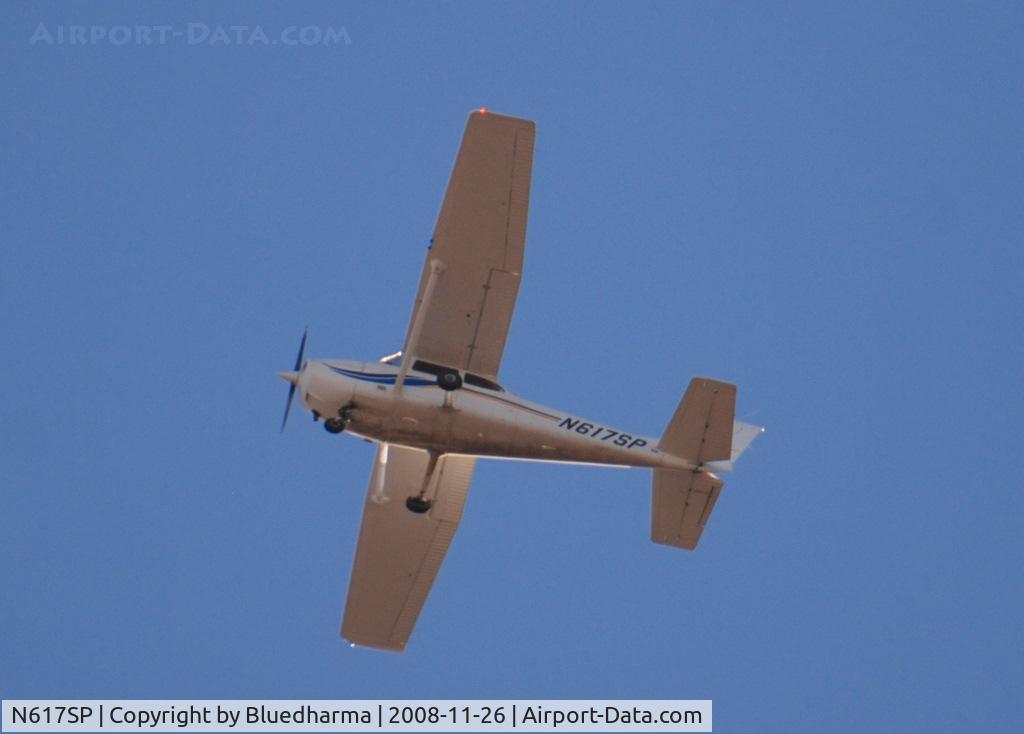 N617SP, 2000 Cessna 172S C/N 172S8606, Heading East over Columbine High School, Littleton, Colorado