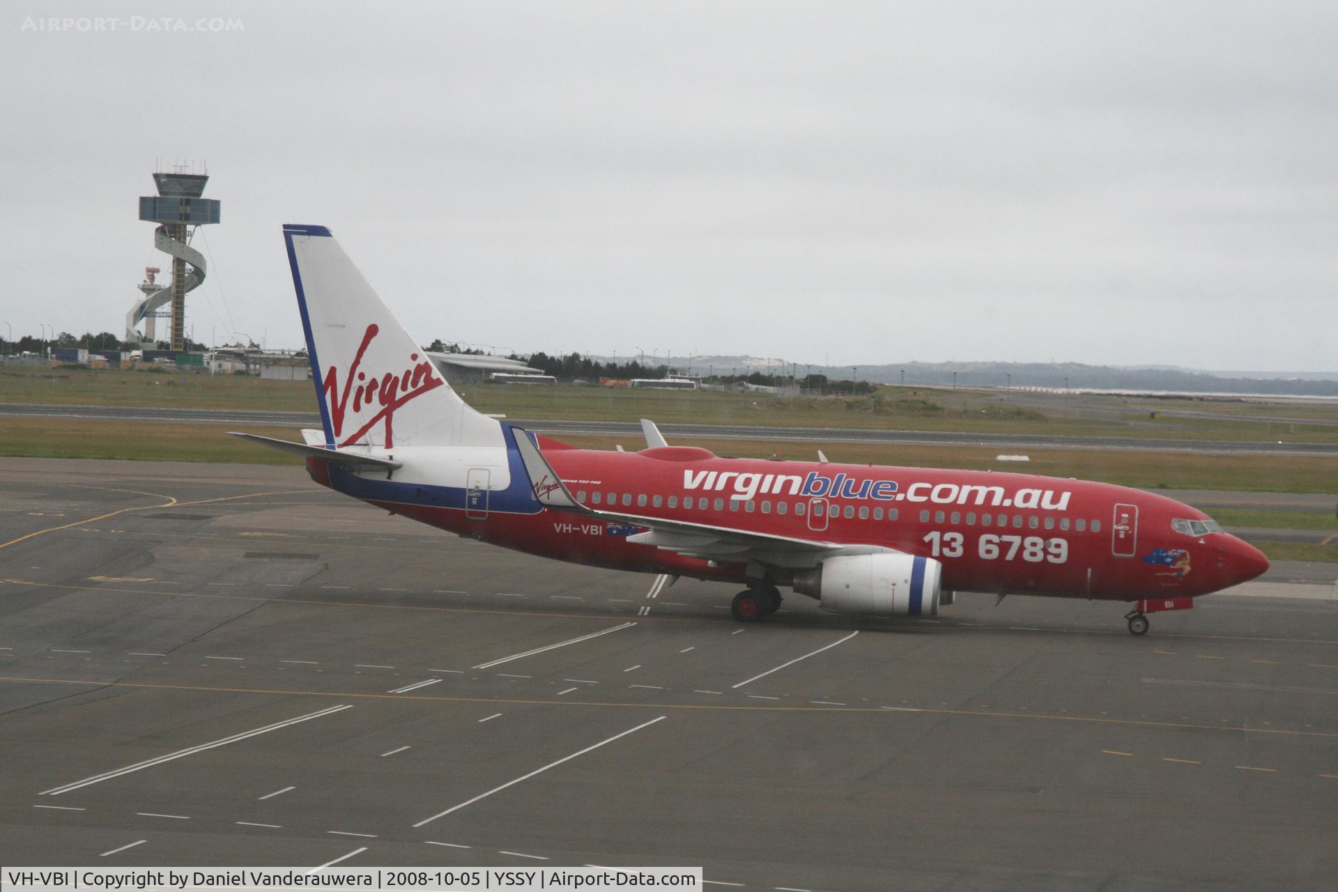 VH-VBI, 2002 Boeing 737-7Q8 C/N 30644, arriving to gate