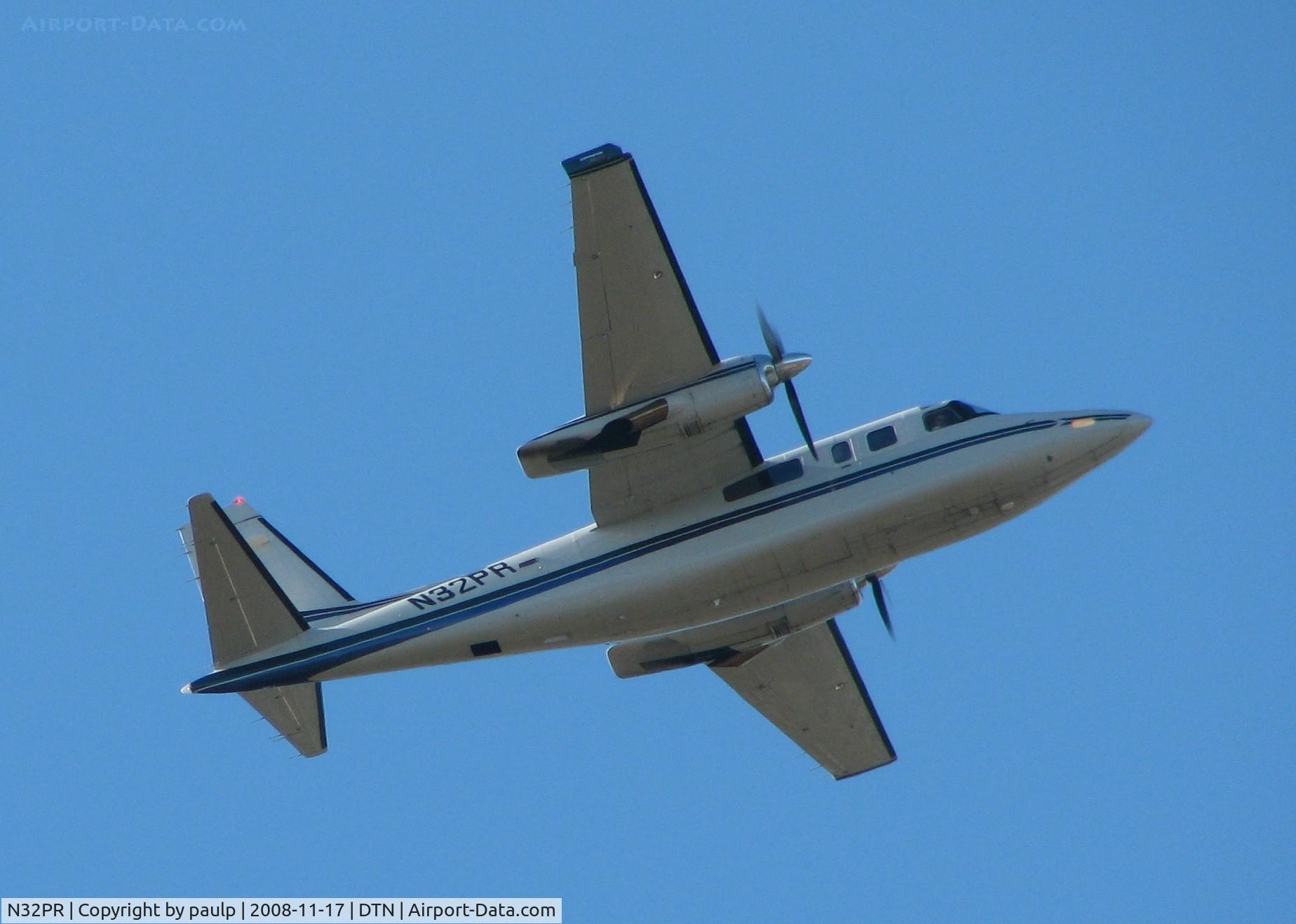 N32PR, 1976 Rockwell 690A Turbo Commander Turbo Commander C/N 11332, Just took off from Downtown Shreveport.