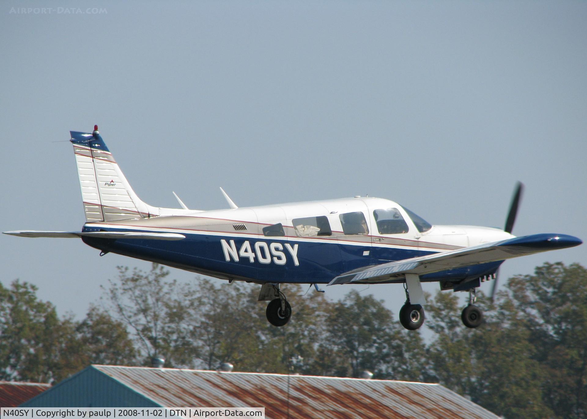 N40SY, 1976 Piper PA-32R-300 Cherokee Lance C/N 32R-7680271, Landing at Downtown Shreveport.