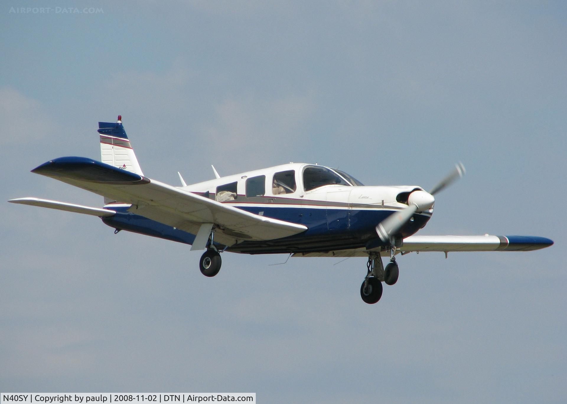 N40SY, 1976 Piper PA-32R-300 Cherokee Lance C/N 32R-7680271, Landing at Downtown Shreveport.