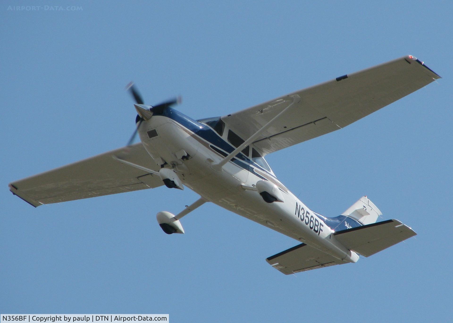 N356BF, 2004 Cessna 182T Skylane C/N 18281392, Taking off from Downtown Shreveport.