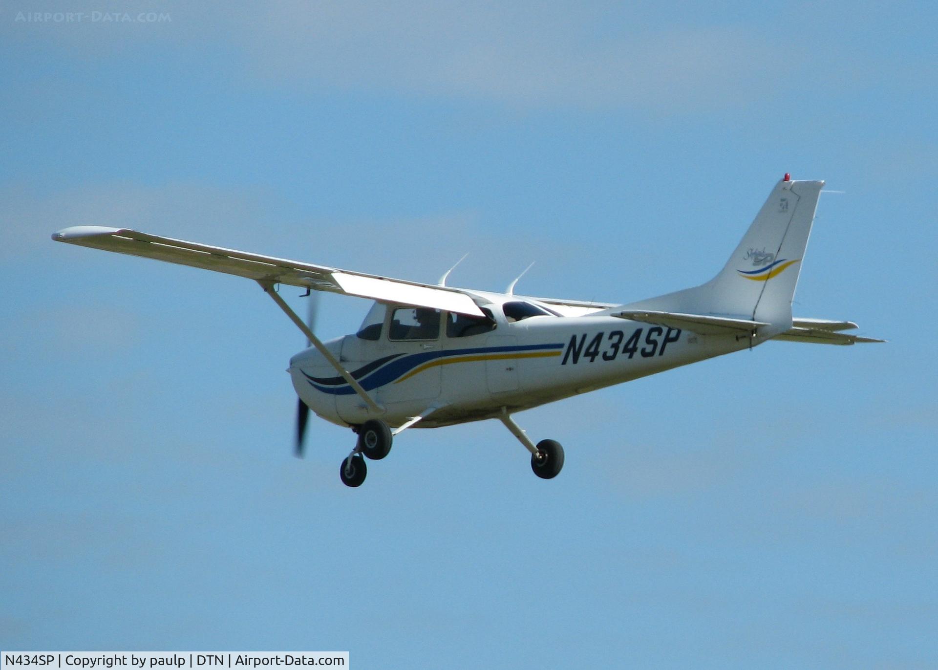 N434SP, 1999 Cessna 172S C/N 172S8302, Leaving the Downtown Shreveport airport.