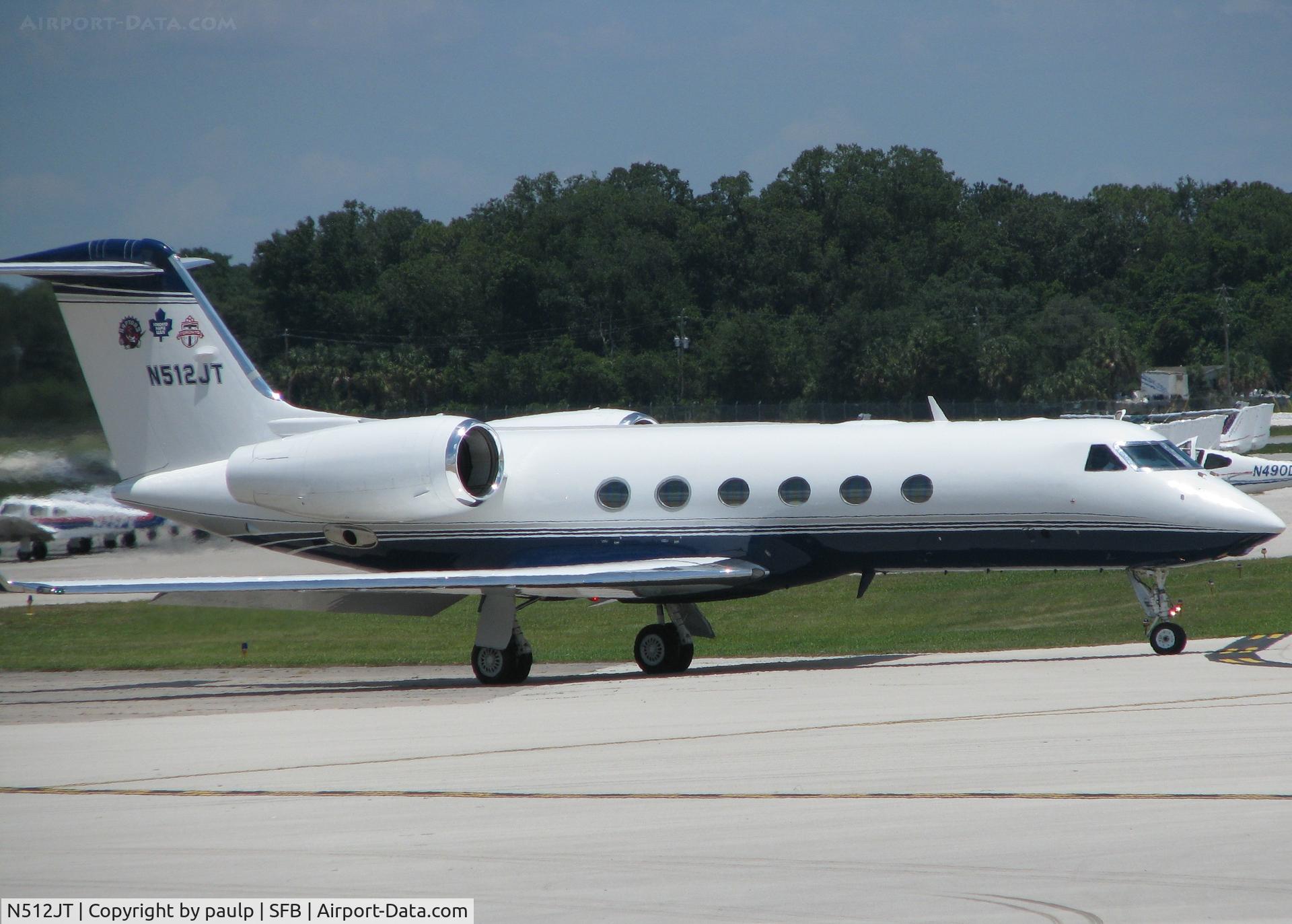 N512JT, 2004 Gulfstream Aerospace GIV-X (G450) C/N 4005, Taxiing to the active at Sanford.