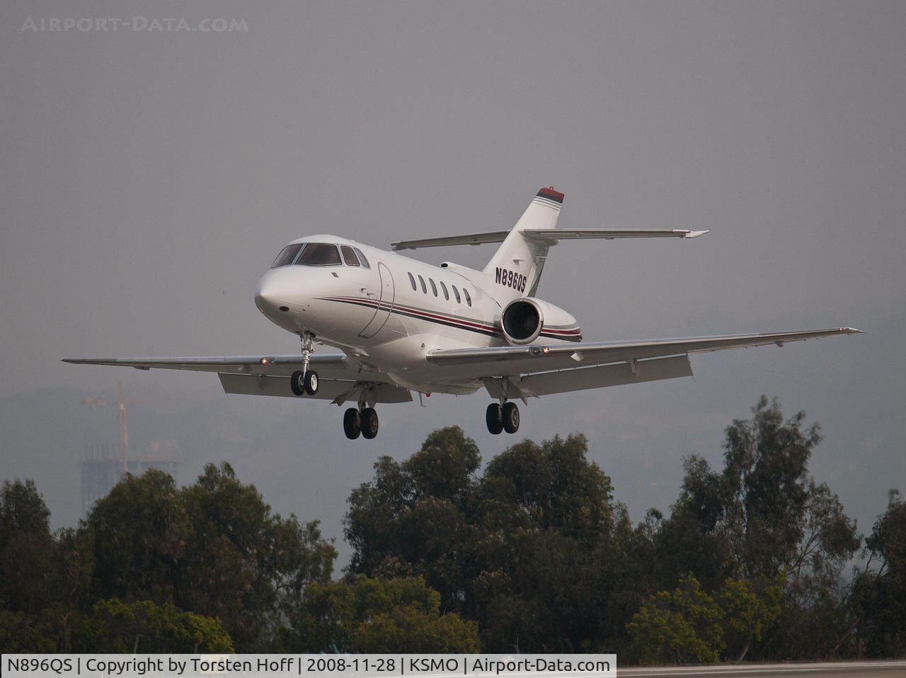 N896QS, 2003 Raytheon Hawker 800XP C/N 258640, N896QS arriving on RWY 21