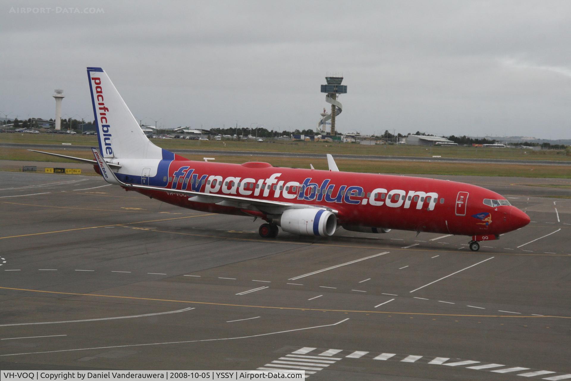 VH-VOQ, 2003 Boeing 737-8FE C/N 33798, arriving to gate