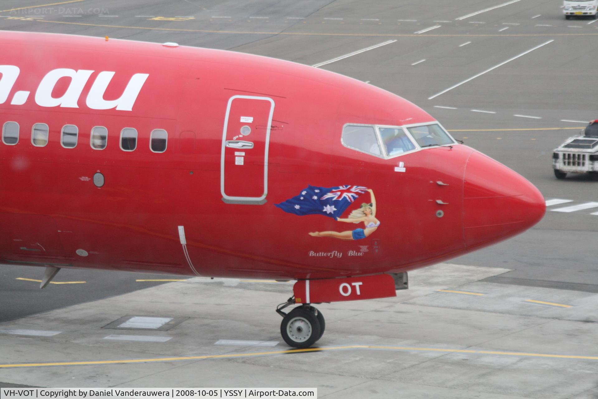 VH-VOT, 2004 Boeing 737-8FE C/N 33801, arriving to gate