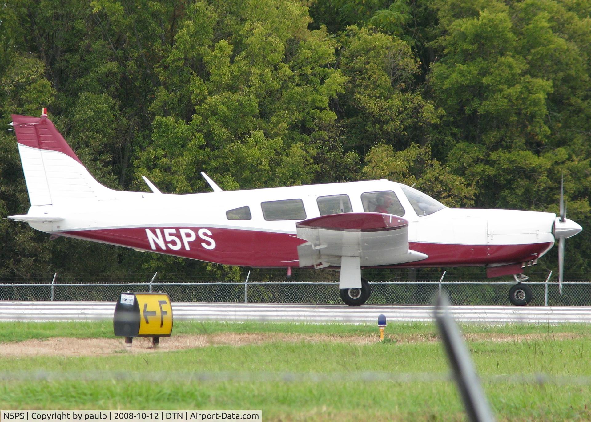 N5PS, Piper PA-32R-300 Cherokee Lance C/N 32R-7780188, Taking off from Downtown Shreveport.