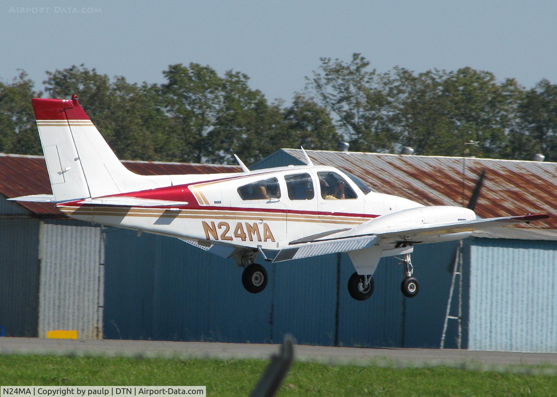 N24MA, 1972 Beech 95-B55 (T42A) Baron C/N TC-1435, About to touch down at Downtown Shreveport.