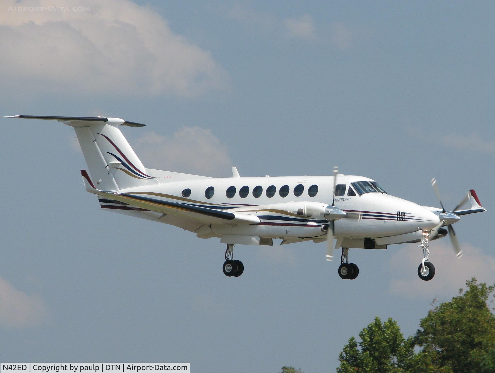 N42ED, 2000 Raytheon Aircraft Company B300 C/N FL-302, Landing at Downtown Shreveport.
