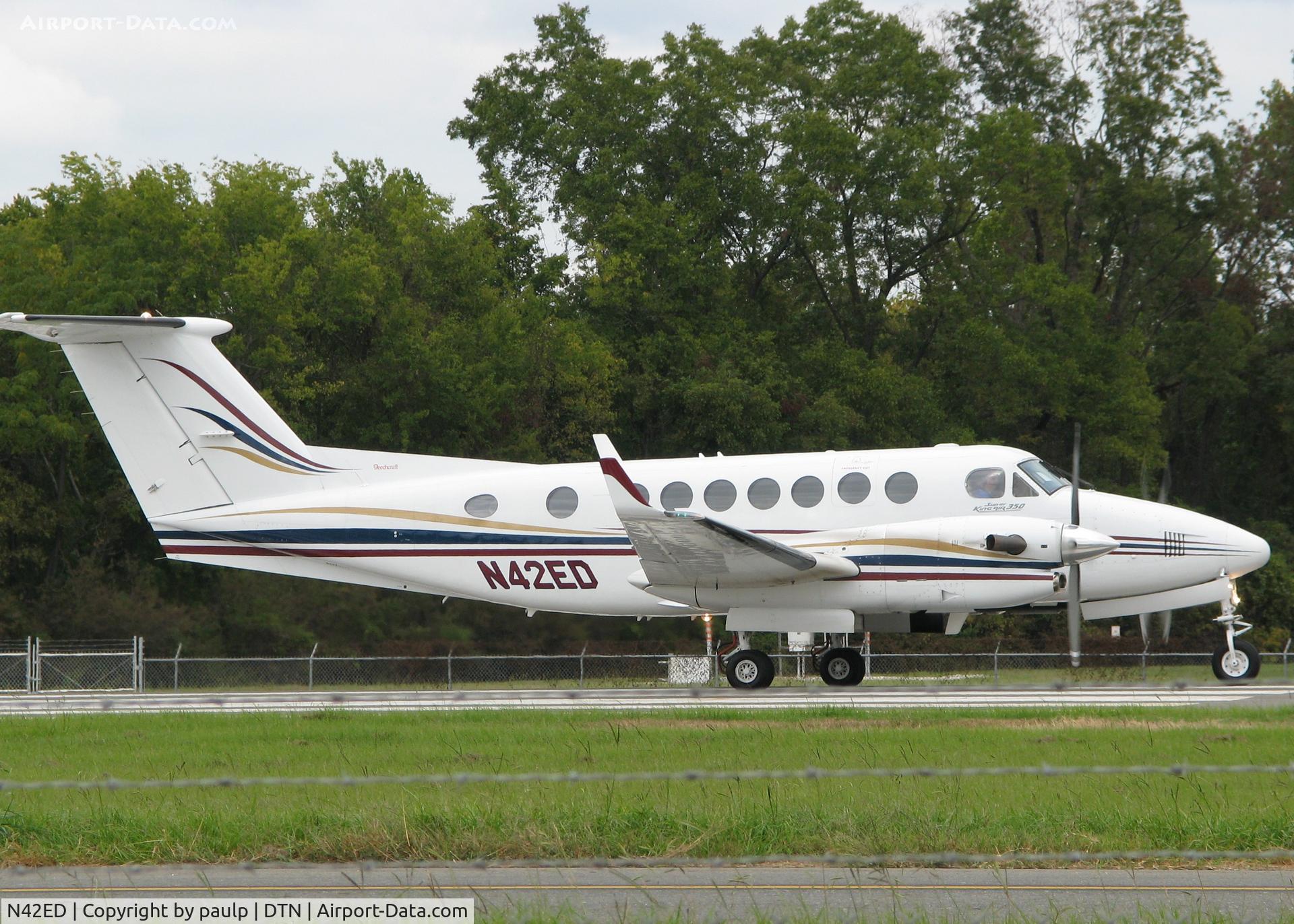 N42ED, 2000 Raytheon Aircraft Company B300 C/N FL-302, Taking off from Downtown Shreveport.
